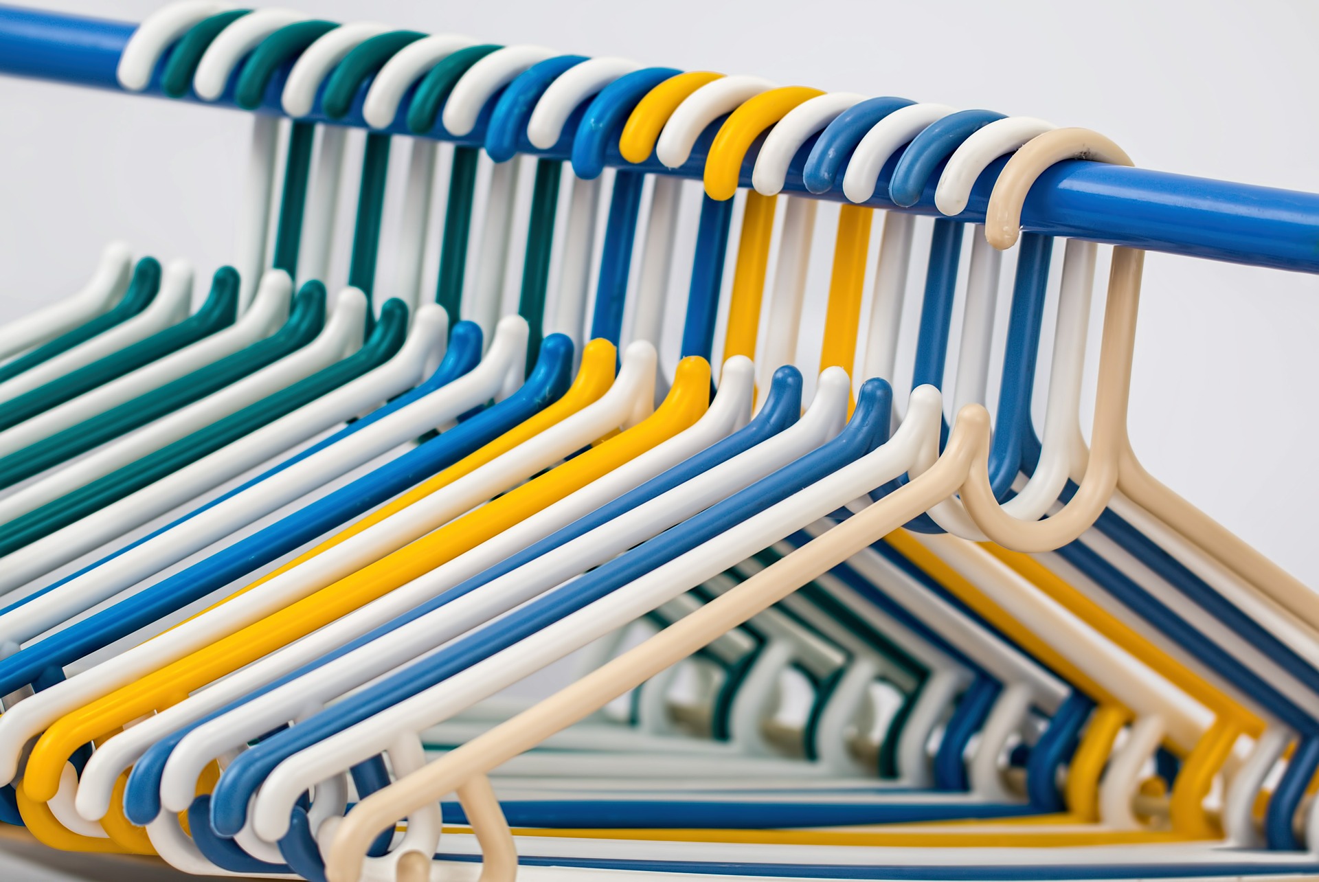 Empty clothes-hangers-582212_1920 (Pixabay)