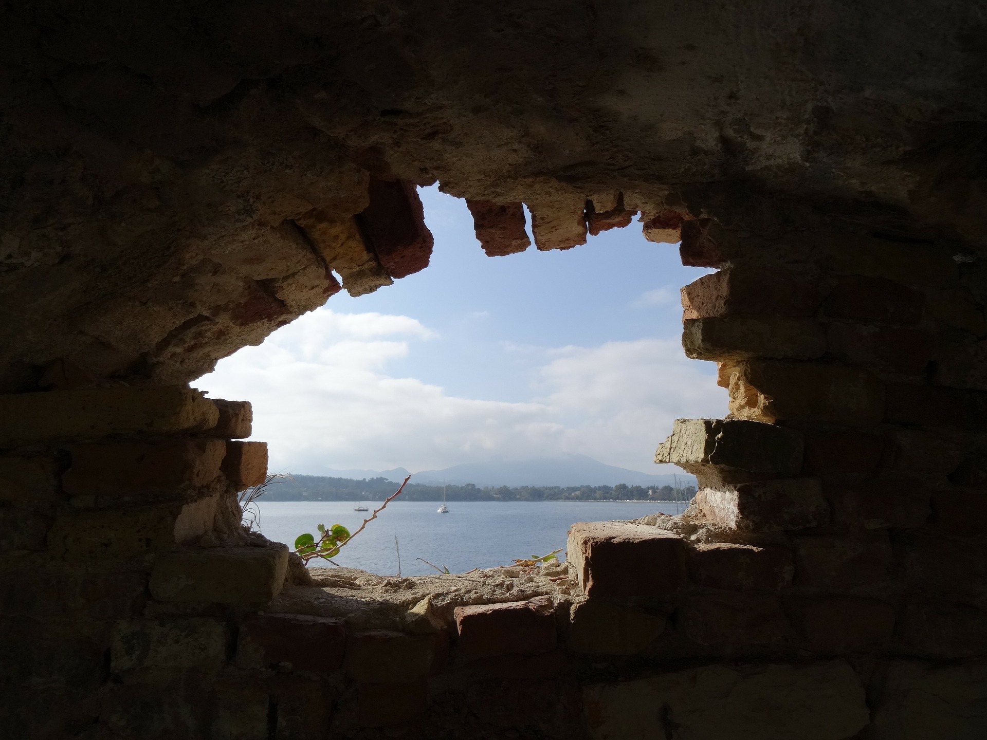 Hole in a wall (Pixabay)