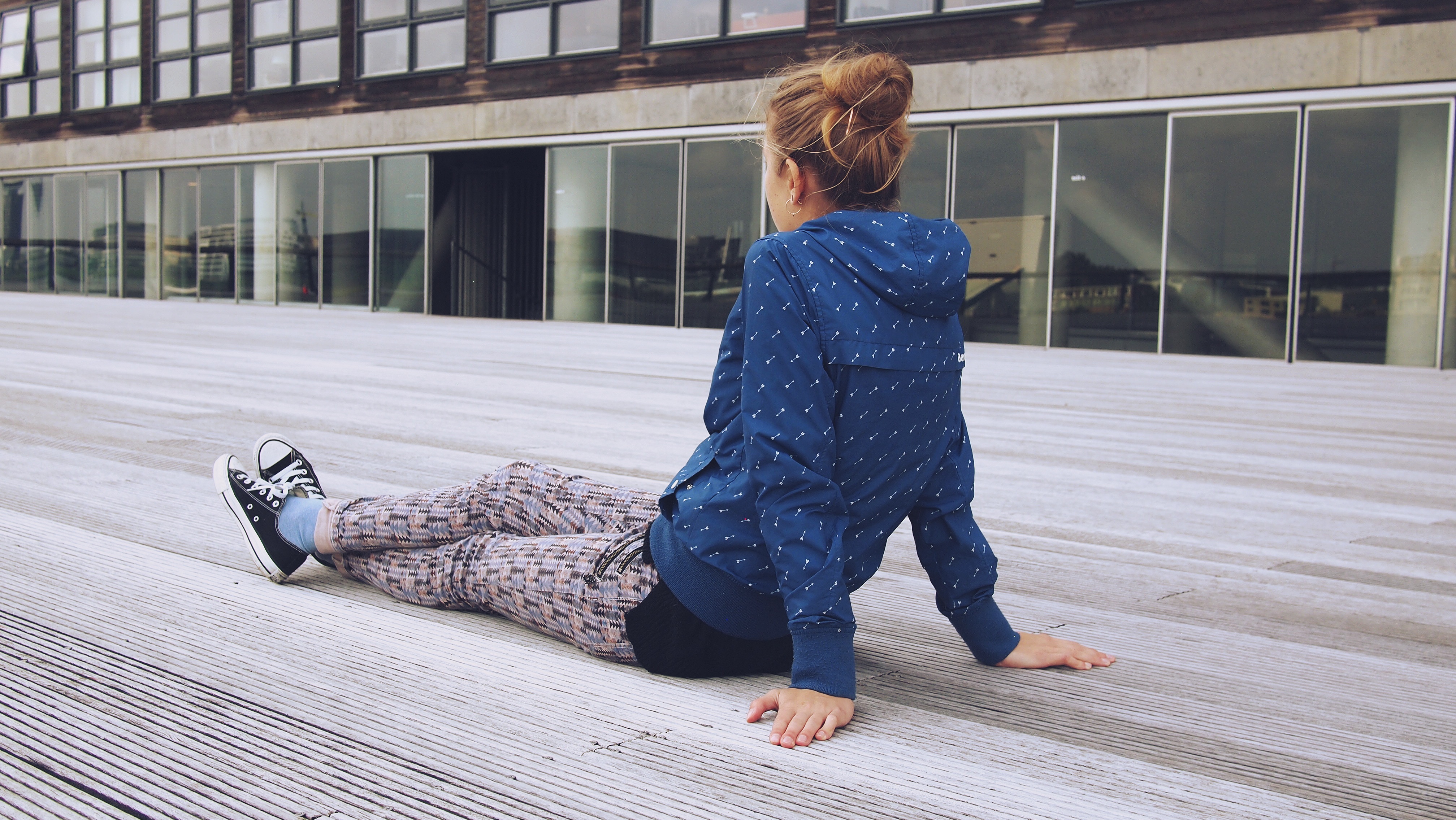 Female student sitting on deck (Pixabay)